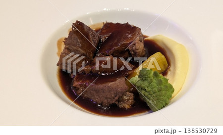 ソースをかけた肉料理のメインディッシュ ソースをかけた肉料理のメインディッシュ 138530729