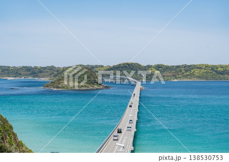 角島大橋を渡る 138530753