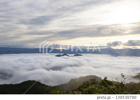 朝焼けの山並みに広がる幻想的な雲海 風景 絶景 観光 イメージ 朝焼けの山並みに広がる幻想的な雲海 風景 絶景 観光 イメージ 138530780