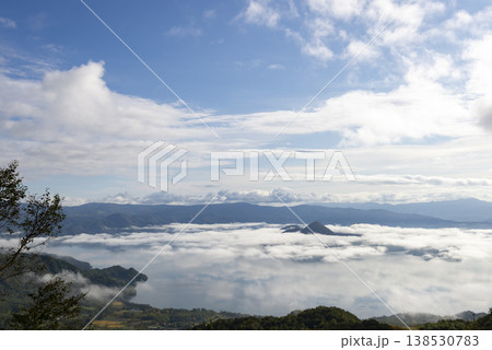 洞爺湖を覆う幻想的な雲海 サイロ展望台からの朝の絶景 北海道 観光 イメージ 138530783