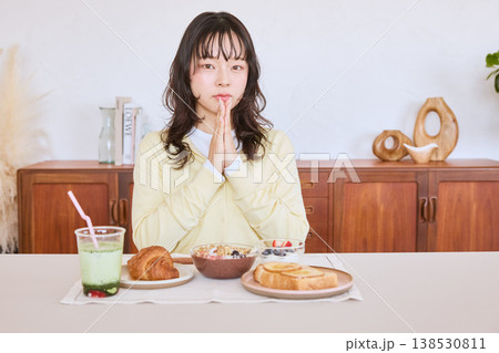 朝食の前に手を合わせる若い女性のライフスタイル 朝食の前に手を合わせる若い女性のライフスタイル 138530811