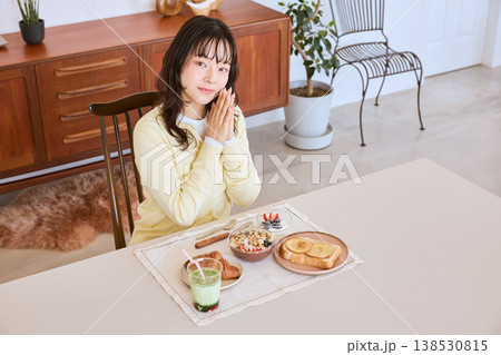 朝食の前に手を合わせる若い女性のライフスタイル 138530815