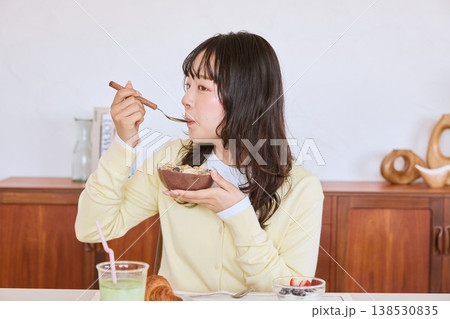 アサイーボウルを食べる若い女性の朝食シーン アサイーボウルを食べる若い女性の朝食シーン 138530835
