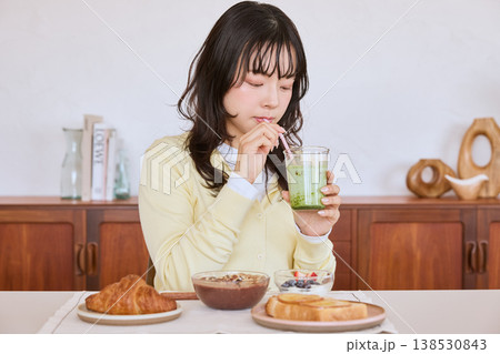 抹茶ドリンクを飲む女性のライフスタイル 138530843