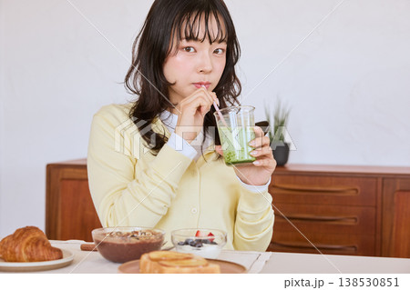 健康的な朝食と抹茶ドリンクを楽しむ若い女性 138530851