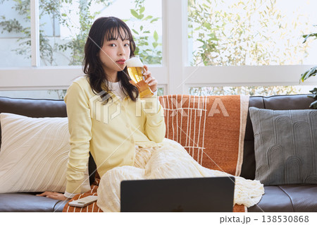 自宅でビールを楽しむ若い女性 138530868