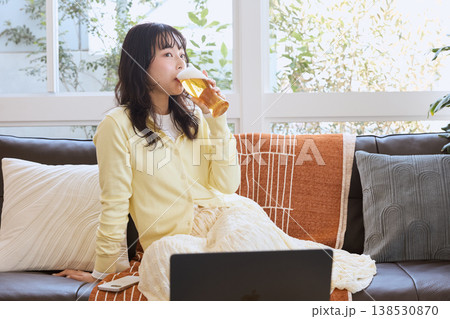 自宅でビールを楽しむ若い女性 138530870