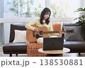 オンラインでギターを練習する若い女性 138530881