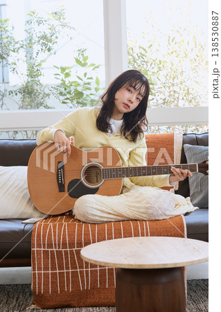 趣味でギターを楽しむ女性のライフスタイル 138530887