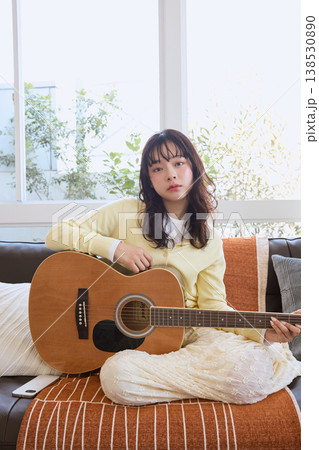趣味でギターを楽しむ女性のライフスタイル 138530890