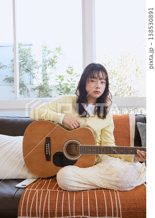 趣味でギターを楽しむ女性のライフスタイル 趣味でギターを楽しむ女性のライフスタイル 138530891