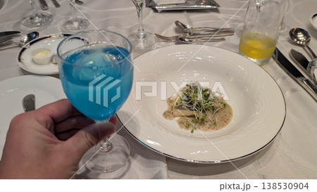 青いドリンクと魚料理のコースメニュー 138530904