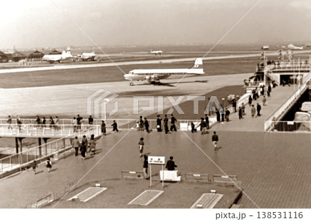 古写真　1956年　東京　羽田空港のターミナル 138531116