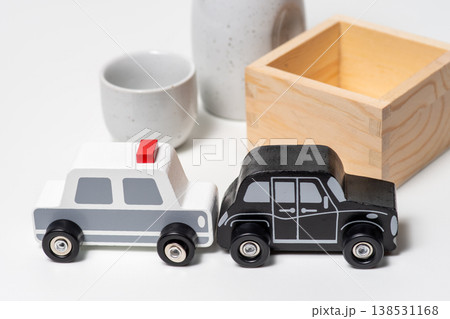 パトカーと乗用車で飲酒運転のイメージ 138531168