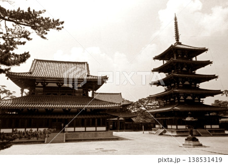 古写真　1956年　奈良　法隆寺の五重塔と金堂 138531419