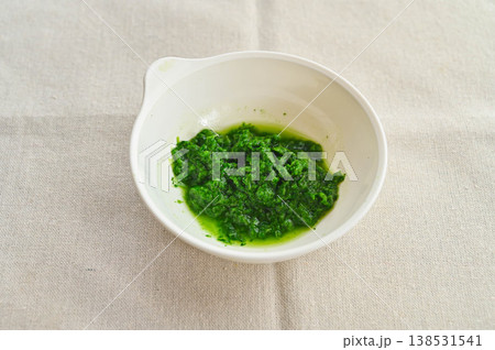 茹でてすりつぶしたヨモギの芽 茹でてすりつぶしたヨモギの芽 138531541
