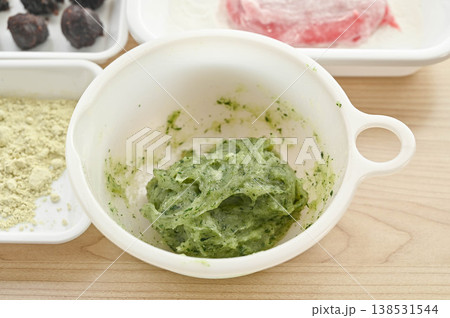 白玉餅粉に混ぜるヨモギ　 138531544