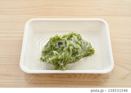 白玉餅粉に混ぜるヨモギ　草餅の生地 138531546