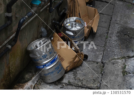 路地裏の空きビール缶 路地裏の空きビール缶 138531570
