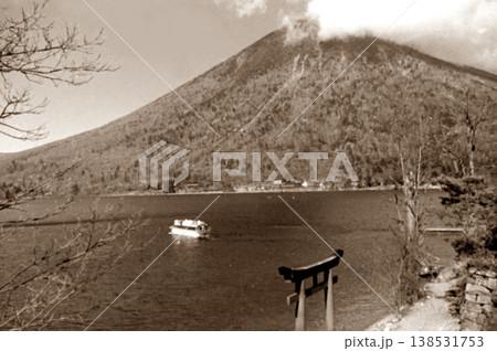 古写真 1956年 日光 中禅寺湖、男体山と日光二荒山神社の鳥居 古写真 1956年 日光 中禅寺湖、男体山と日光二荒山神社の鳥居 138531753