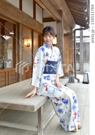 浴衣を着た若い女性 138531769