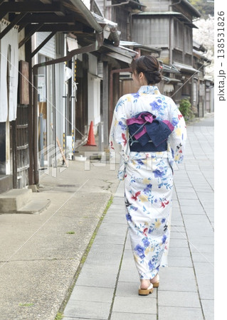浴衣を着た若い女性 138531826