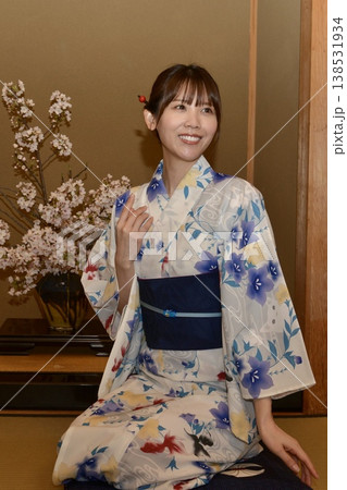 浴衣を着た若い女性 浴衣を着た若い女性 138531934