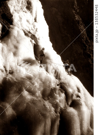 古写真　1953-1954年　日光　雲竜渓谷のアイスクライミング 138532448
