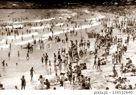 古写真　1953-1954年　鎌倉　由比ヶ浜の海水浴場 138532640