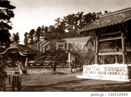 古写真　1953-1954年　鎌倉　円覚寺の正続院と鐘楼 138532644