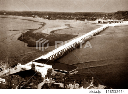 古写真 1953-1954年 神奈川県藤沢市 江の島から望む弁天橋(橋桁が木造だった時代) 古写真 1953-1954年 神奈川県藤沢市 江の島から望む弁天橋(橋桁が木造だった時代) 138532654
