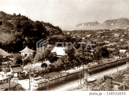 古写真　1953-1954年　神奈川県鎌倉市の富士見台から望む横須賀線と稲村ヶ崎 138532655