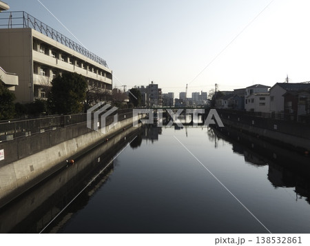 静かな運河の水面に映る建物と橋の都市景観 静かな運河の水面に映る建物と橋の都市景観 138532861