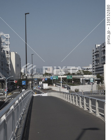 平和島方面へ続く歩道橋からの道路景観と都市インフラ 平和島方面へ続く歩道橋からの道路景観と都市インフラ 138532880