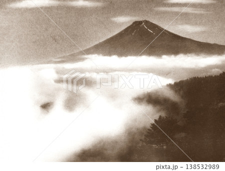 古写真　1953-1954年　山梨県の三つ峠から望む富士山 138532989