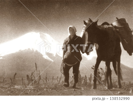 古写真　1953-1954年　山梨県山中湖村から望む富士山と荷馬 138532990