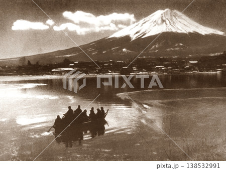 古写真　1953-1954年　山梨県　河口湖越しに望む富士山 138532991