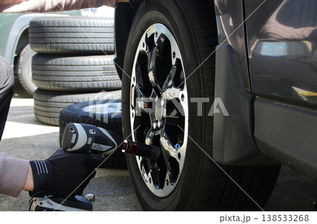 インパクトレンチでのタイヤ交換 138533268