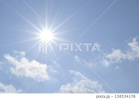 青空と太陽　直射日光　フリースペースイメージ（ fix撮影 ) 138534176
