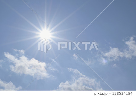 青空と太陽　直射日光　フリースペースイメージ（ fix撮影 ) 138534184