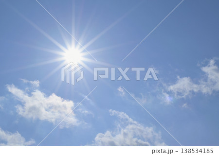 青空と太陽　直射日光　フリースペースイメージ（ fix撮影 ) 138534185