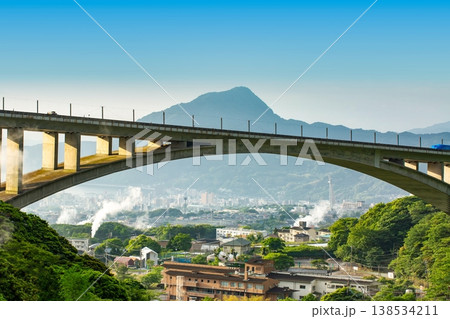 別府明晩温泉と大分自動車道と別府湾 138534211