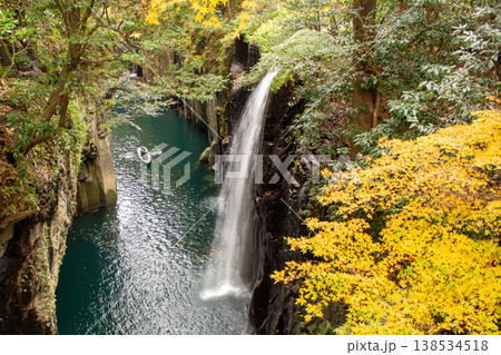 高千穂峡 真名井の滝と紅葉 高千穂峡 真名井の滝と紅葉 138534518