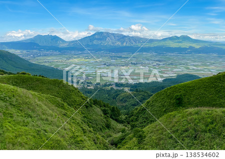大観峰から見る阿蘇五岳と阿蘇平野 大観峰から見る阿蘇五岳と阿蘇平野 138534602