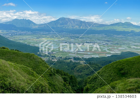 大観峰から見る阿蘇五岳と阿蘇平野 138534603