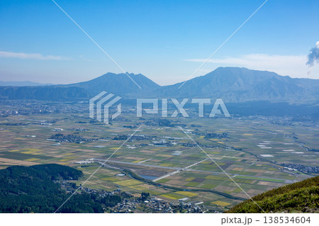 大観峰から見る阿蘇五岳と阿蘇平野 大観峰から見る阿蘇五岳と阿蘇平野 138534604