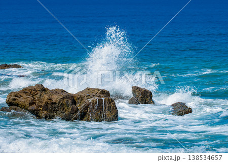 岩礁と波しぶき 138534657