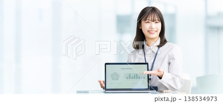 対話をする若い女性・ビジネスウーマン 138534973