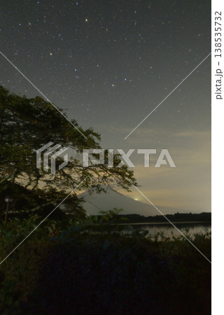 田貫湖で見る夜空と富士山 138535732