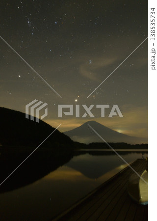 田貫湖で見る夜空と富士山 138535734